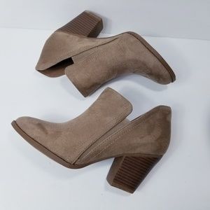 City Classified women's Size 6 Taupe Faux Suede